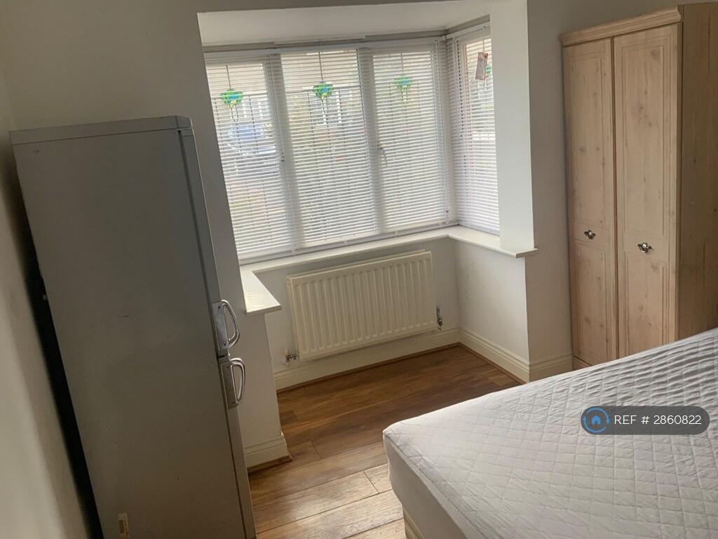House in Dartford - More