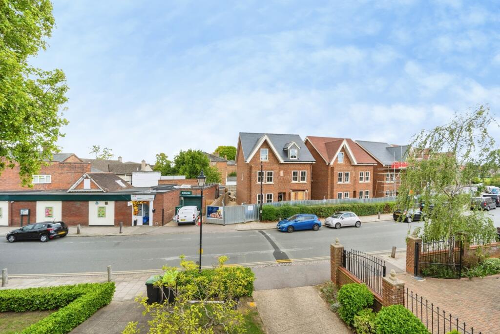Apartment in Milton Keynes, Bedford - View 5