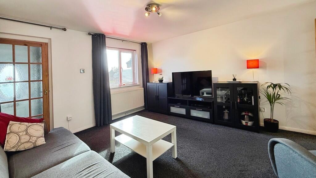 Phipps Close, Westbury photo 4