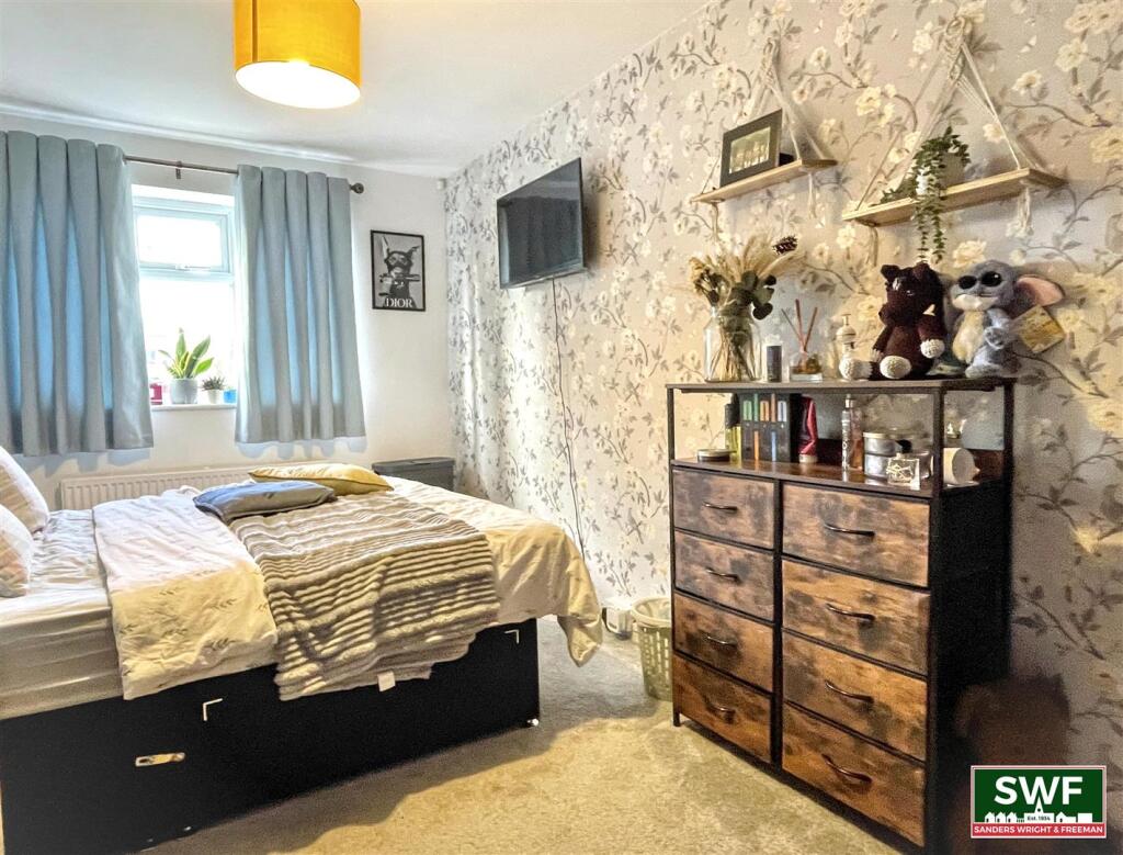 Apartment in Wolverhampton, Fallings Park - View 6