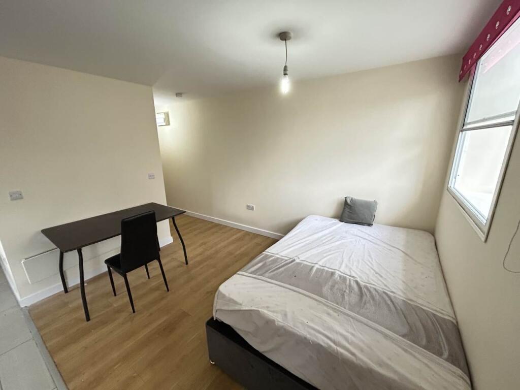 Apartment in Bradford, Wapping, Barkerend - View 3