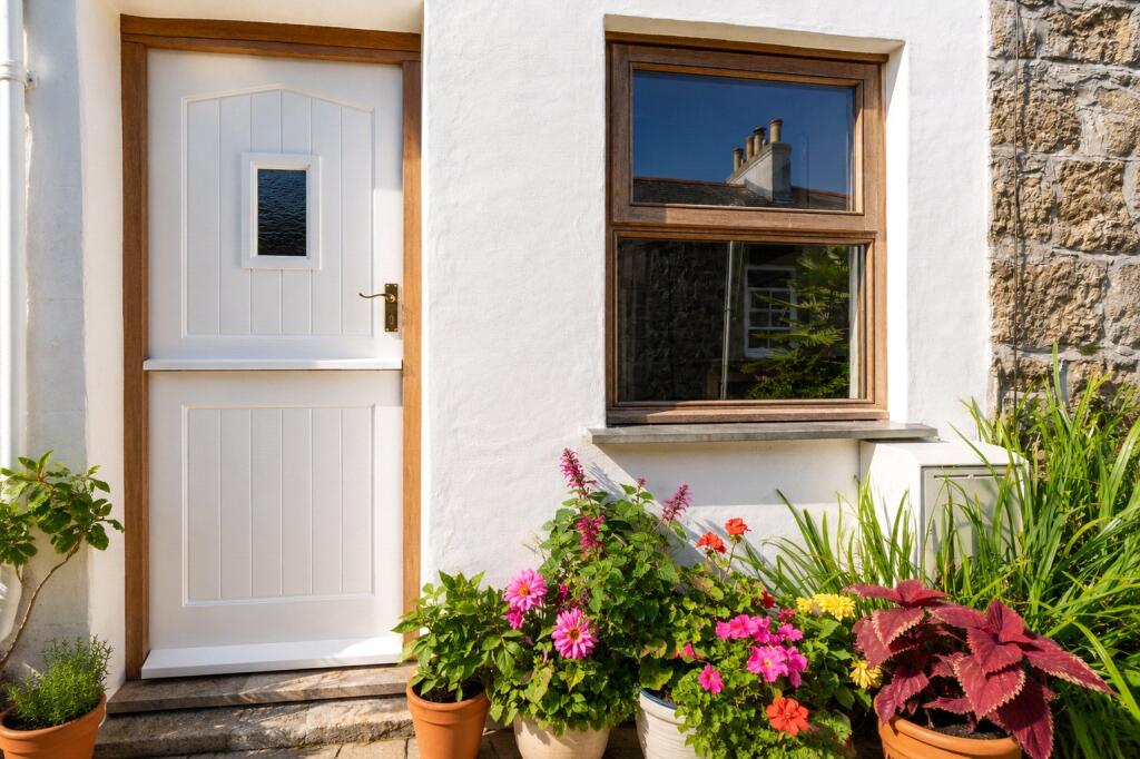 1 bedroom terraced house in newlyn, great studio space, mezzanine