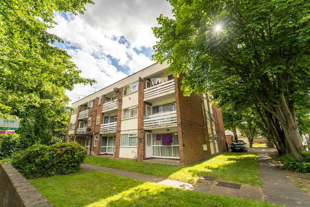 Studio flat on Heston Road, Hounslow, £204,950