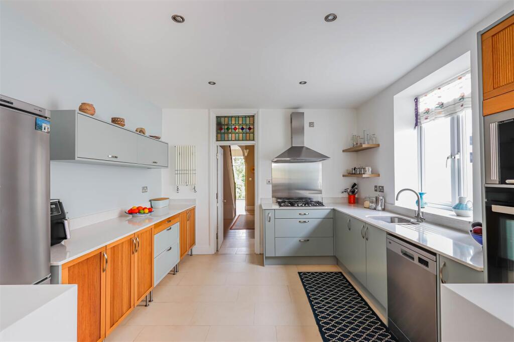 House in Barry, The Knap - View 5