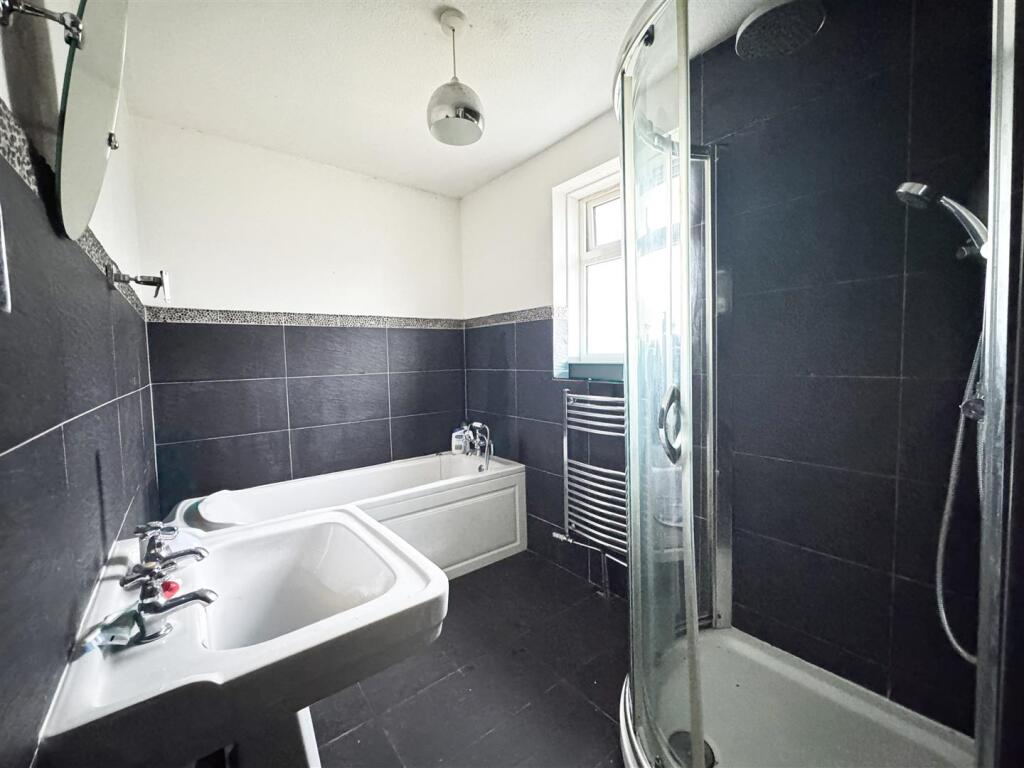 House in Eastbourne, Seaside, Roselands - More