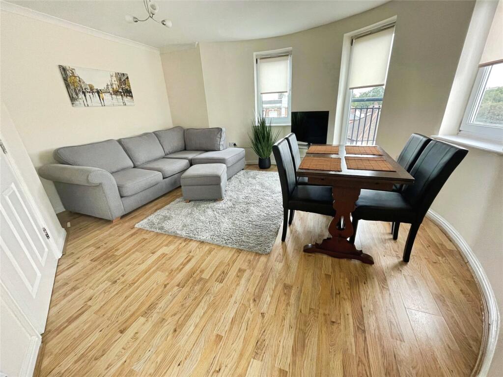 2-bed apartment on Southbury Court, South Street, RM1, £240,000