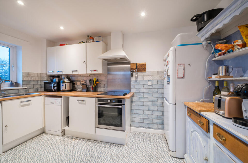 23 Merlin Way, Bracknell photo 3