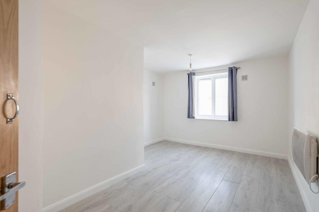 Apartment in Slough - View 5