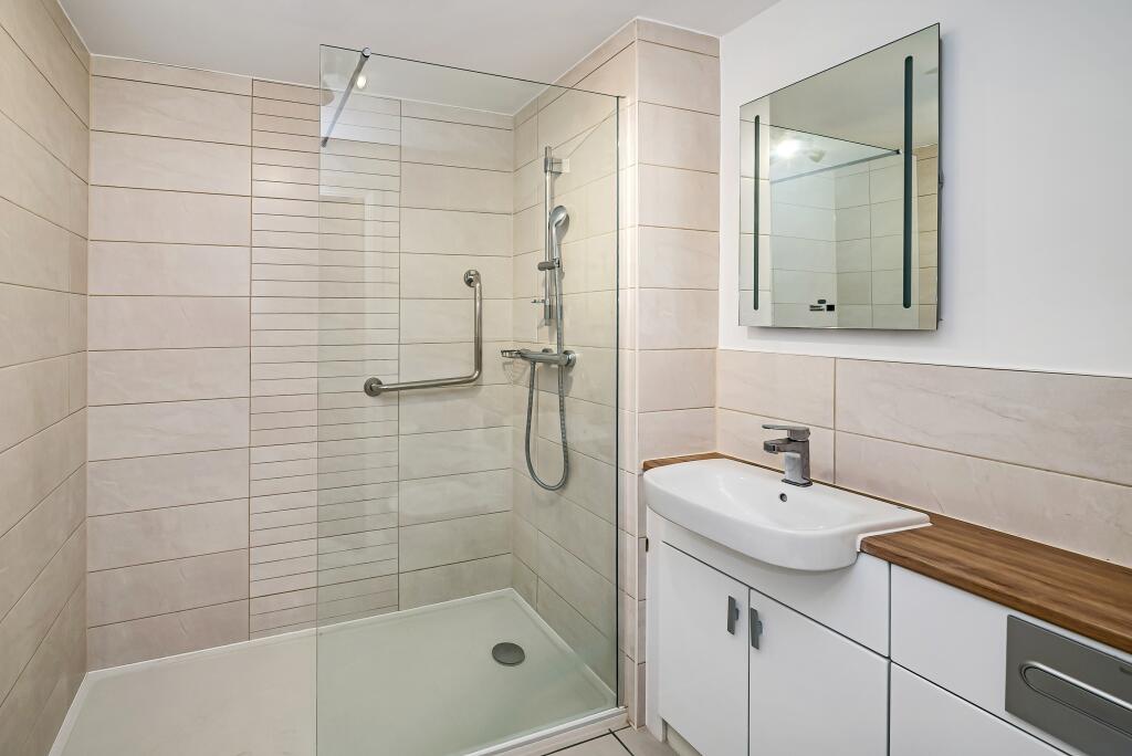 Apartment in Slough - More