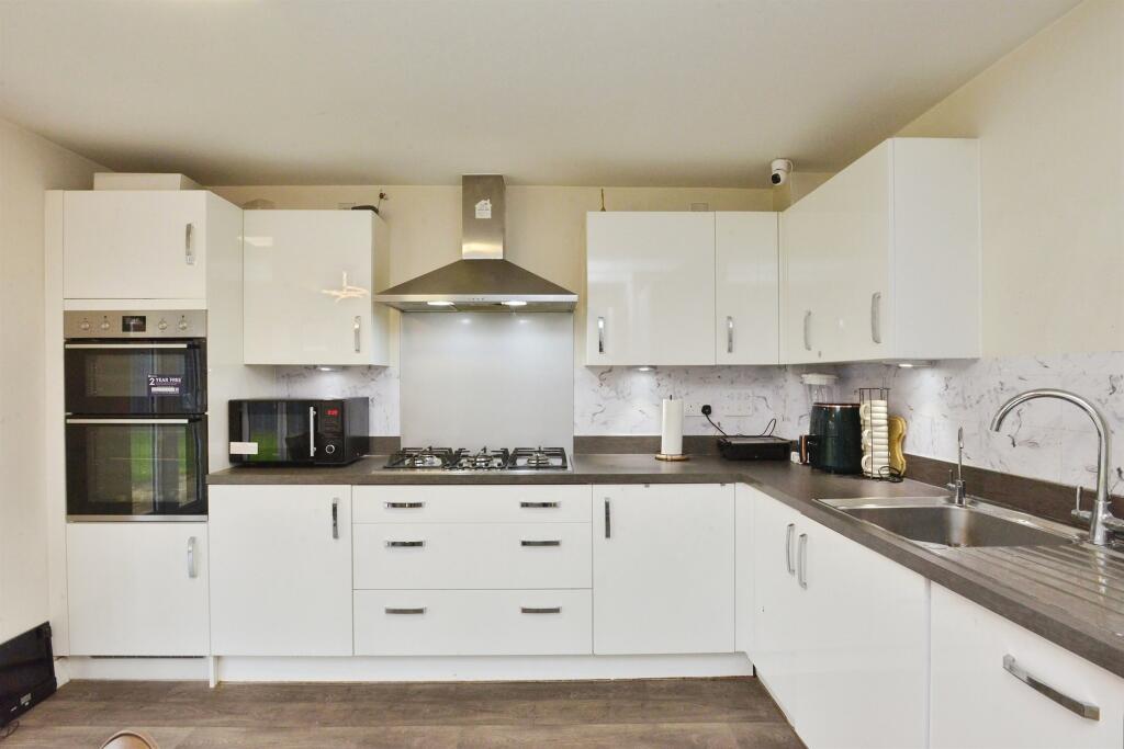 House in Milton Keynes, Fairfields - More