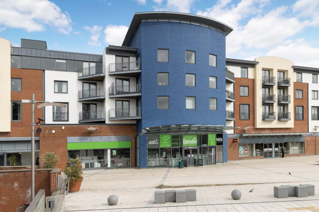 2-bed flat on Lower Tanbridge Way, The Forum Lower Tanbridge Way, RH12, £250,000