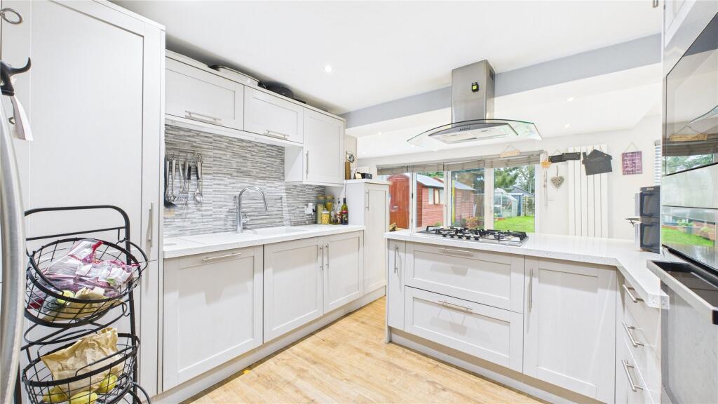 Grobars Avenue, Horsell, Surrey, GU21 photo 3