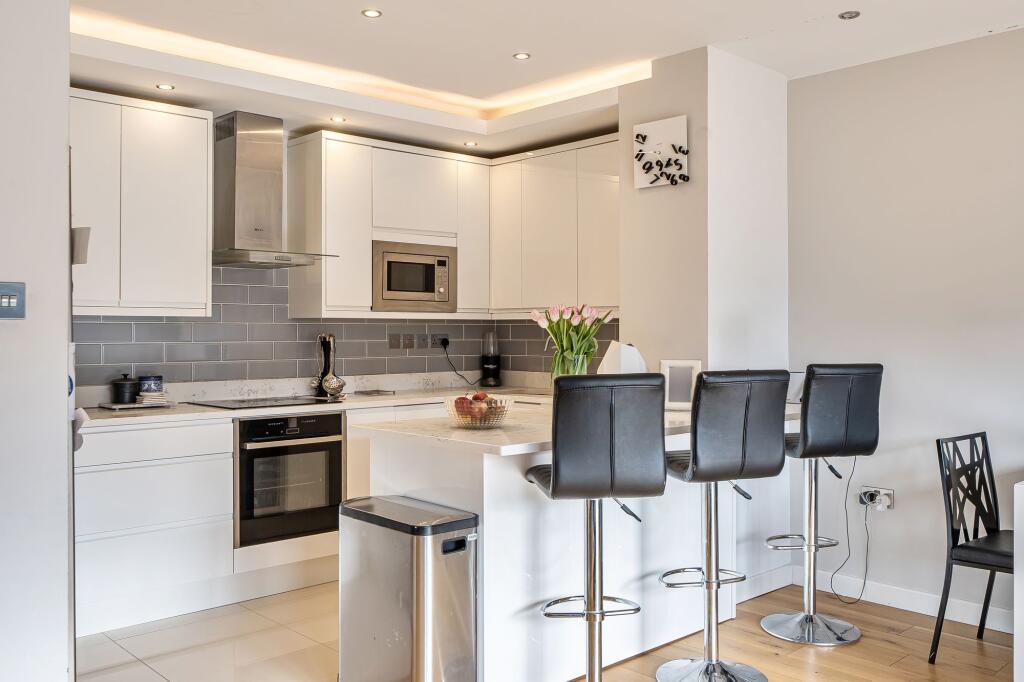 House in Sutton - View 4