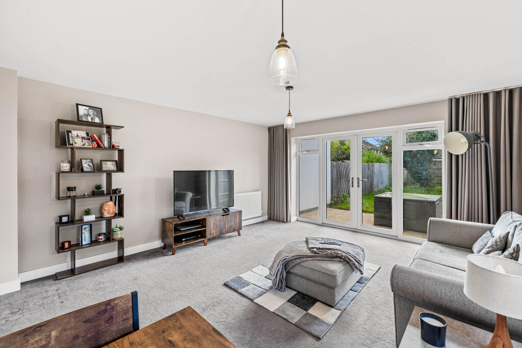 Ref: EL - Tushmore Avenue, Northgate, RH10 8LF photo 3