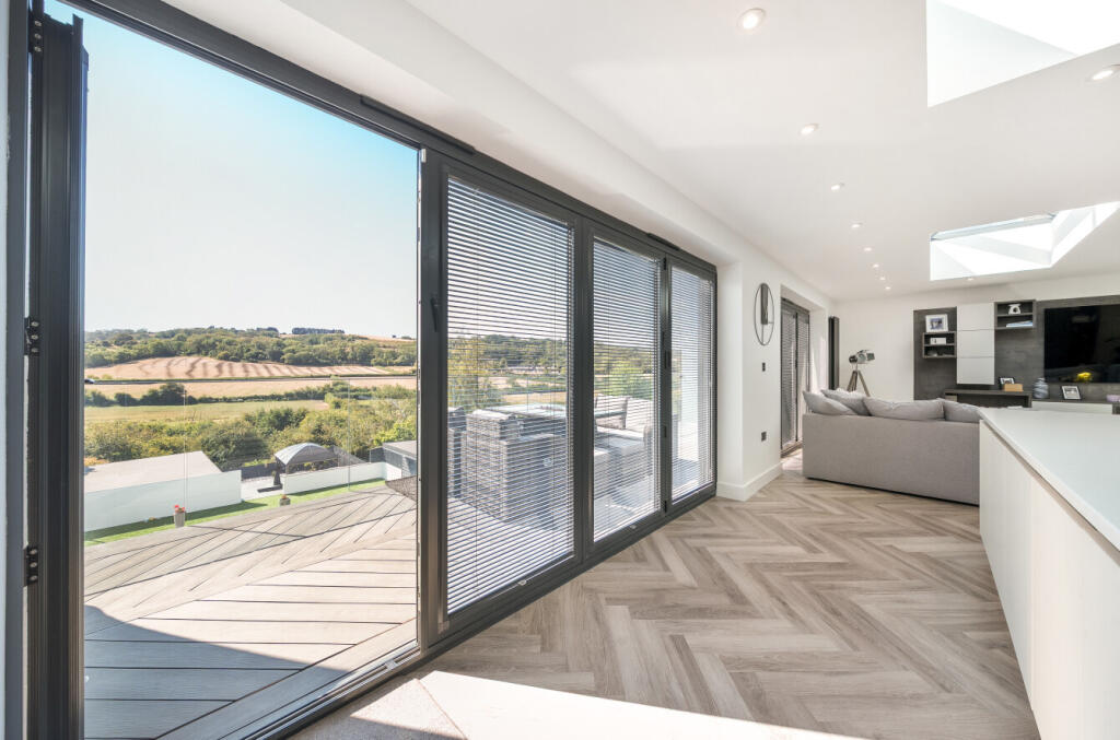 House in Weston-super-Mare, Locking Grove - View 4