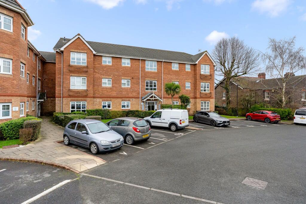 1-bed flat on Hampton Court Way, The Pines Hampton Court Way, WA8, £120,000