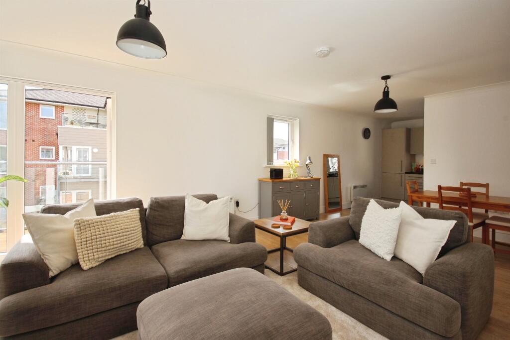 Apartment in Warwick - View 5