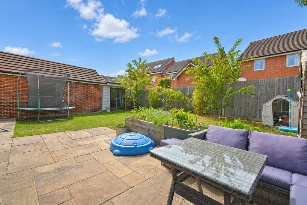 Viney Close, Hook, Hampshire, RG27 - View 2