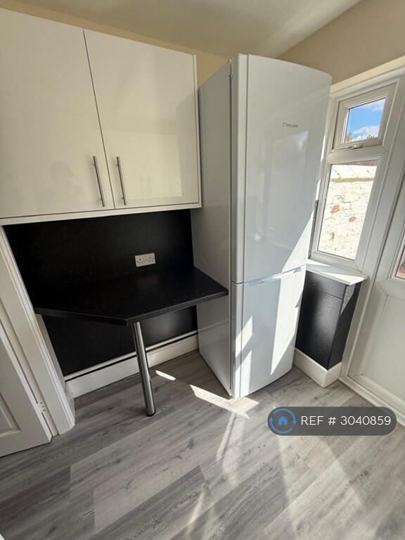 Apartment in Chester, Ellesmere Port - View 3