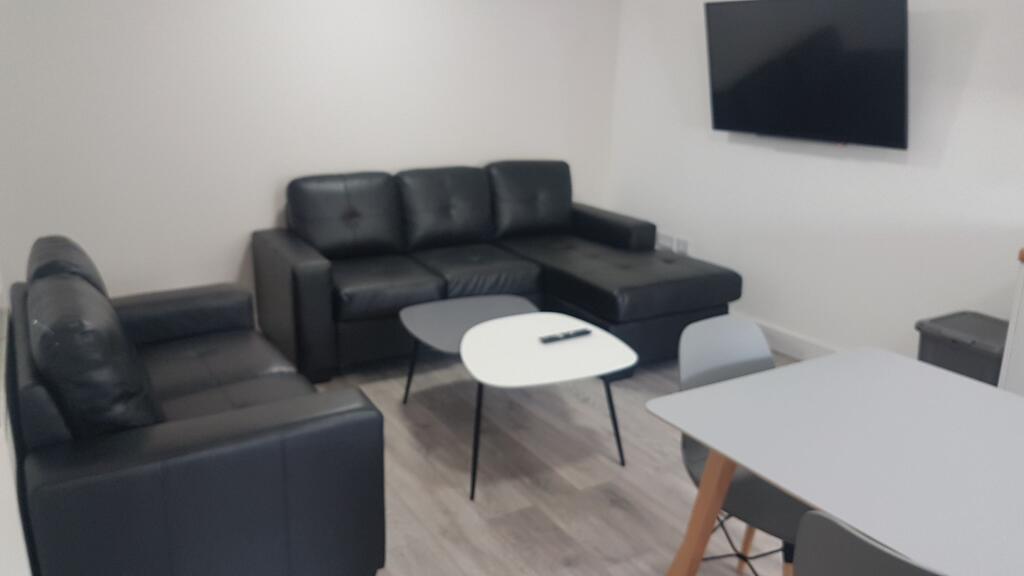 Apartment in Manchester, Ladybarn, Fallowfield - View 2