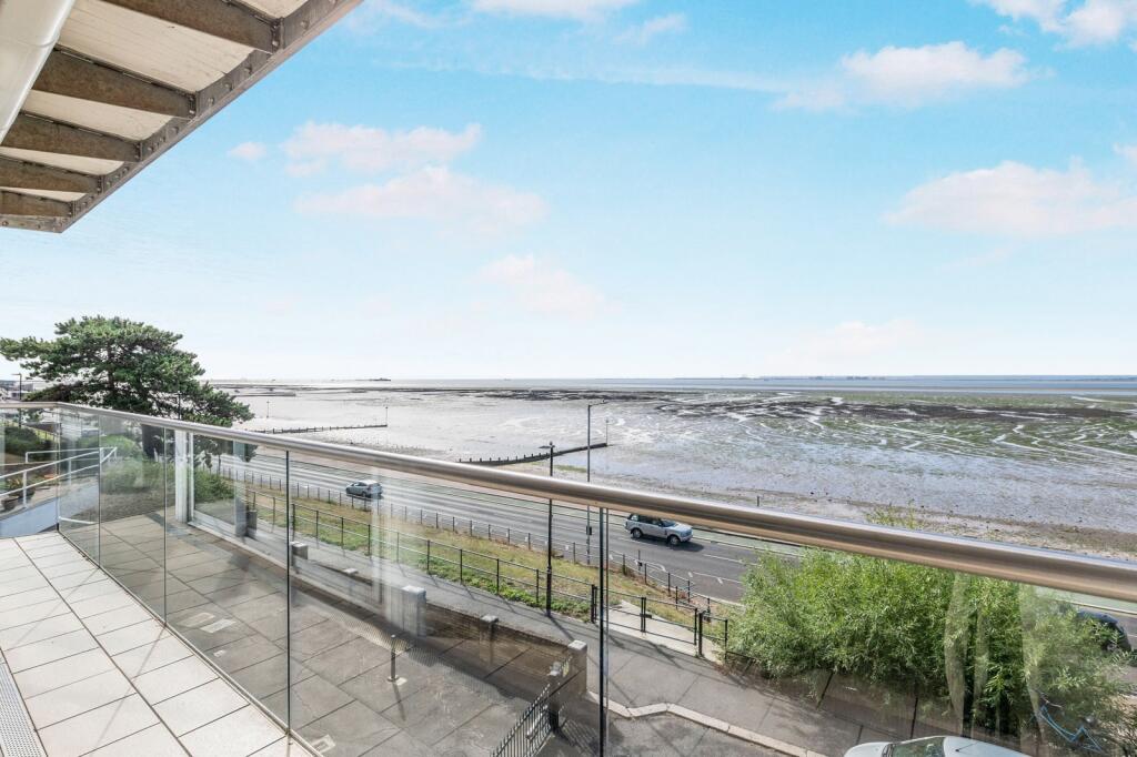 Apartment in Southend-on-Sea - More