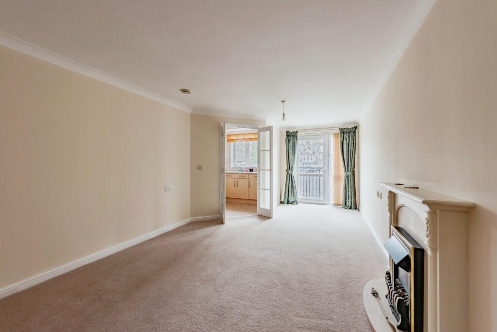 Apartment in Redhill, Reffles Bridge, Earlswood - View 3