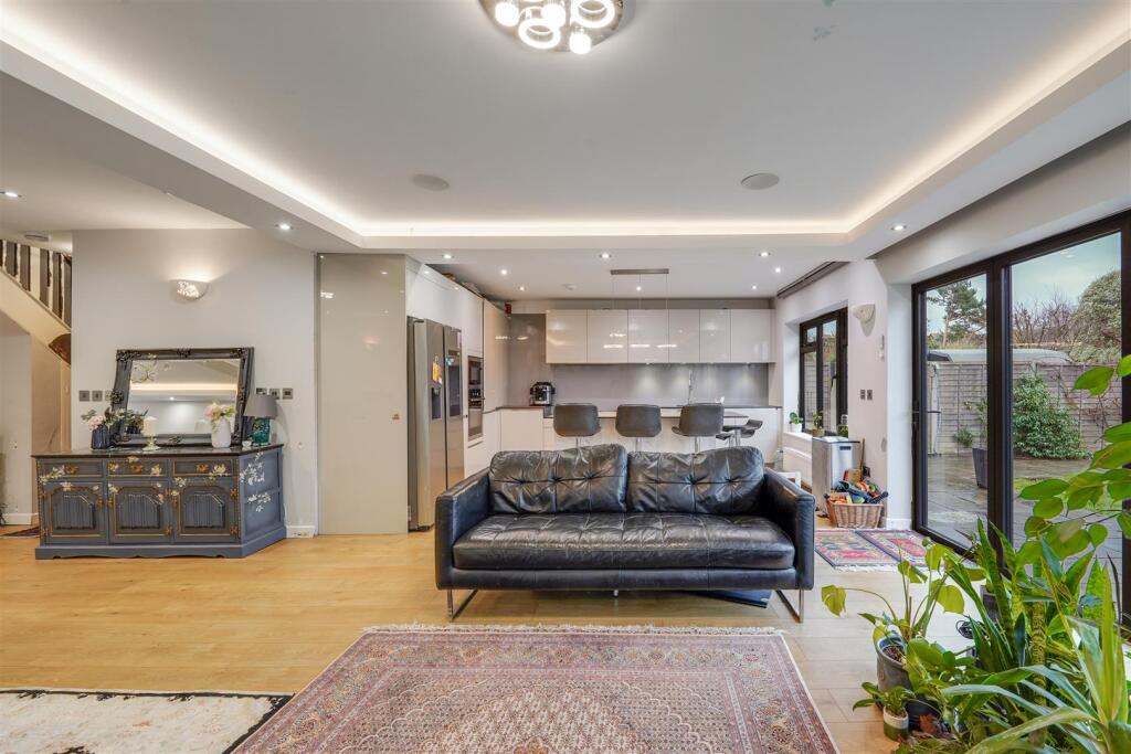 Old Farm Road, Hampton, TW12 - More