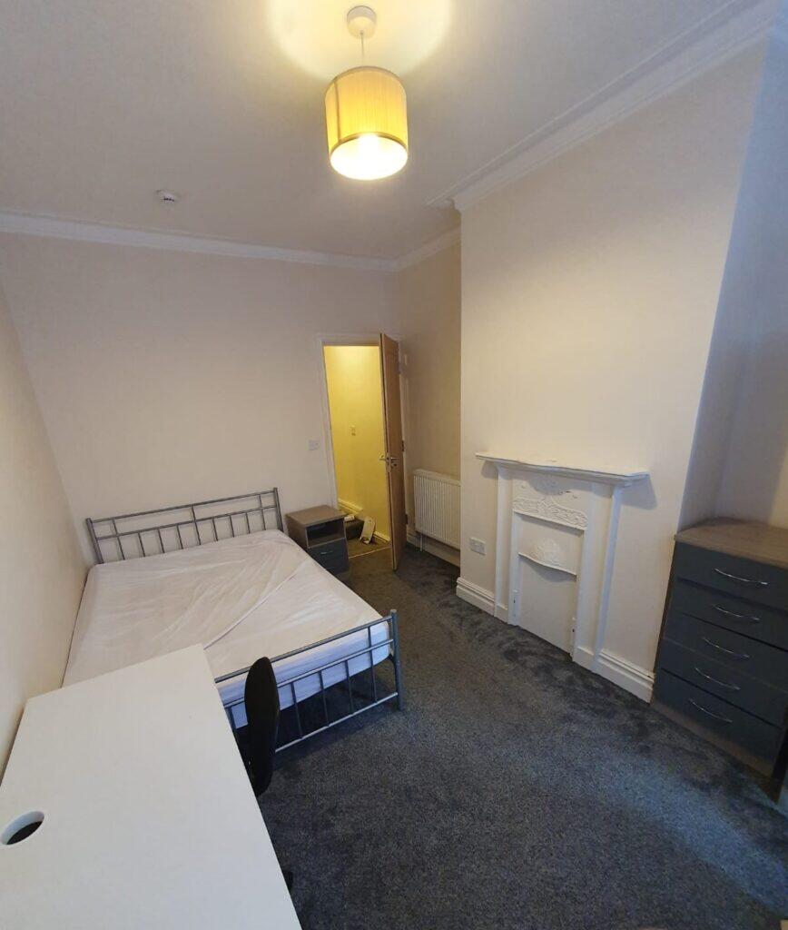6 bedroom end of terrace house for rent