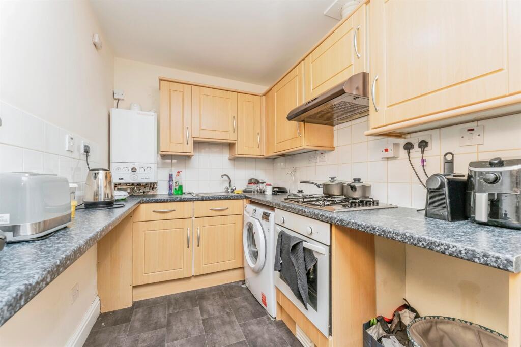 Apartment in Kettering, North Northamptonshire - View 3