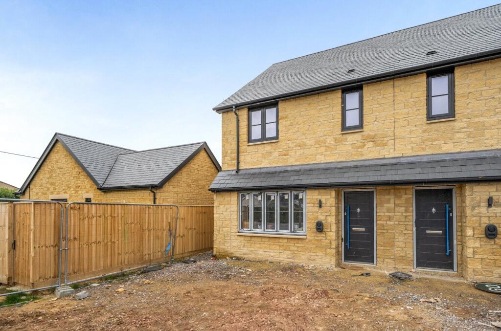 3-bed detached on Black Bourton Road, Carterton, Oxfordshire, £425,000