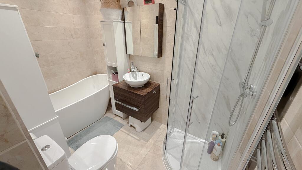 Arlington Drive, Carshalton, Surrey. SM5 photo 4