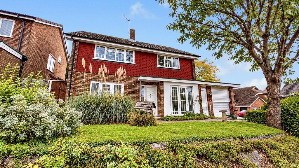 3-bed detached on Bench Field, South Croydon, CR2 7HX, £610,000