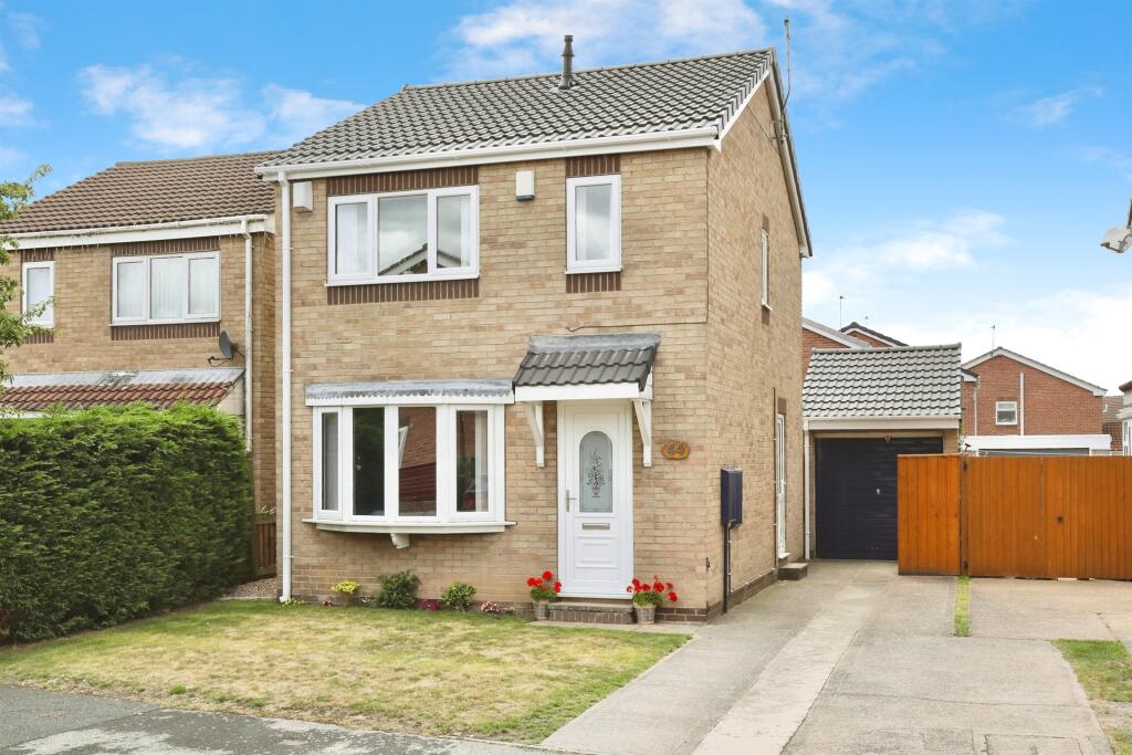 3-bed detached on Hund Oak Drive, Hatfield, Doncaster, £215,000