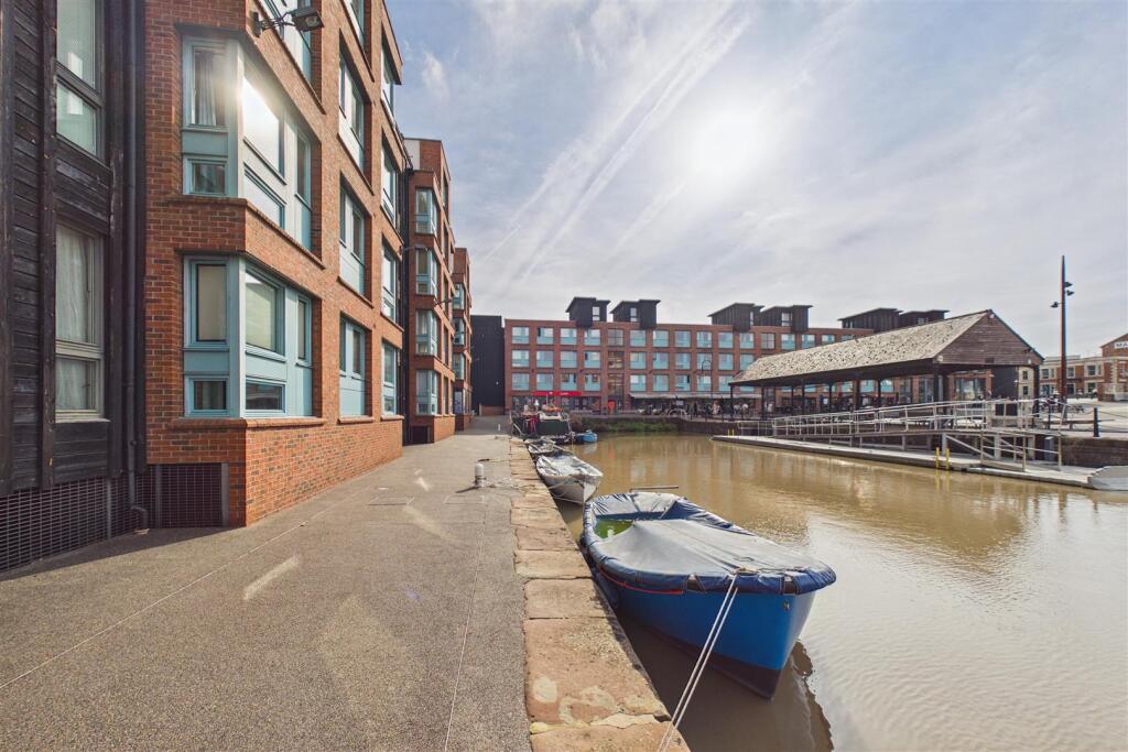 Apartment in Gloucester, Gloucestershire - View 2