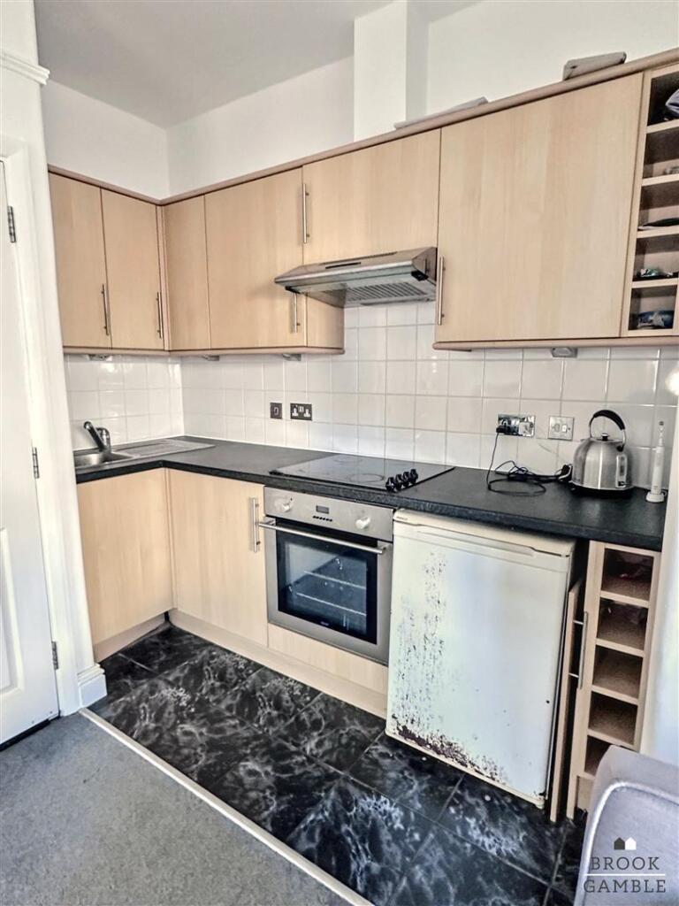 8 Hurst Road, Eastbourne photo 3