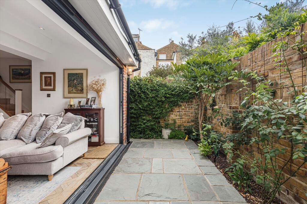 House in Twickenham - More