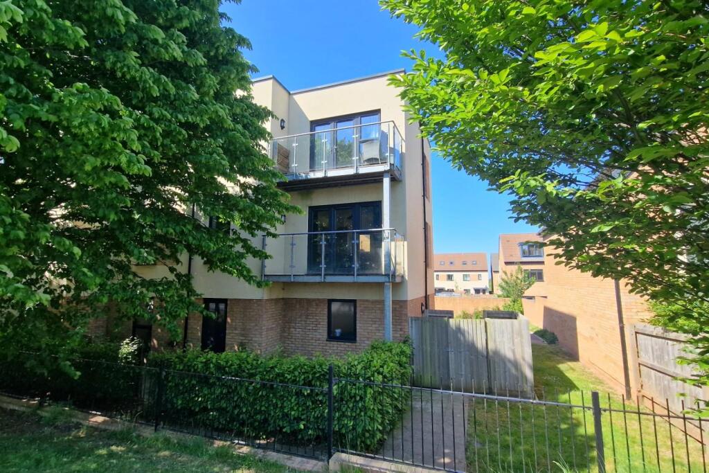 2-bed flat on Modern first floor apartment in central Yatton, £220,000