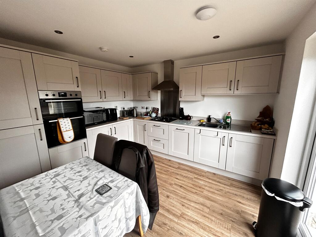 House in Irvine, Lawthorn - More