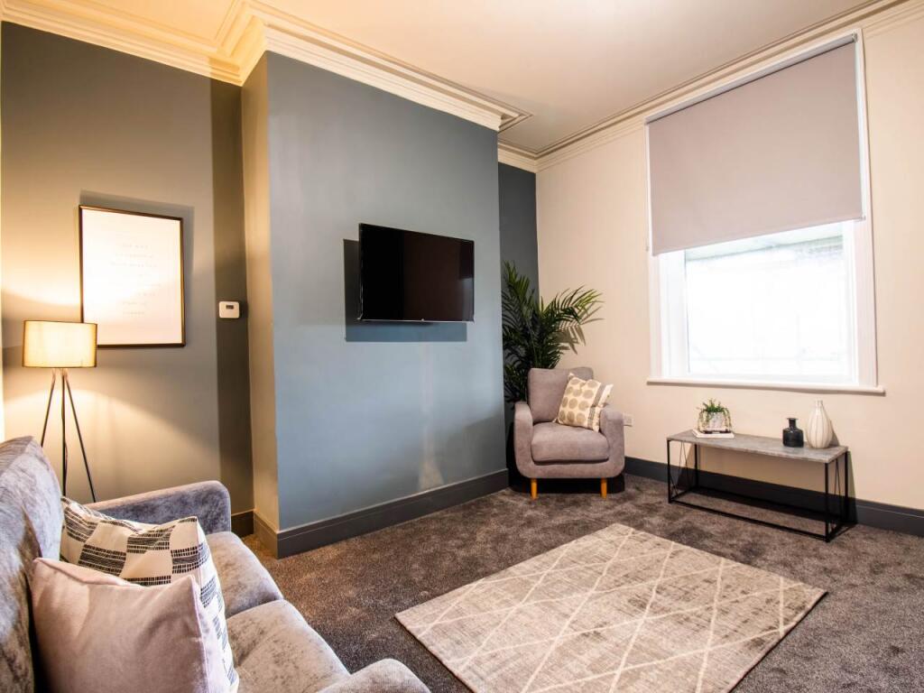 House in Leeds, Bramley - View 2