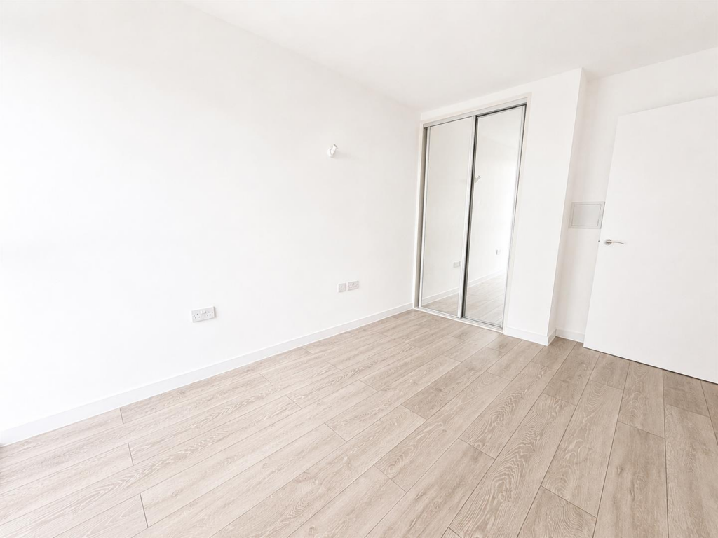 Apartment in Southall - More
