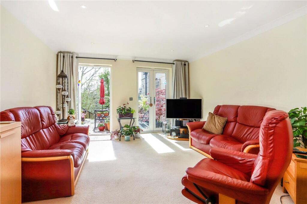 Shortheath Road, Farnham Cloisters, GU9 - View 2