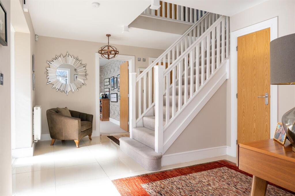 Amphlett Close, Hagley, Stourbridge photo 4