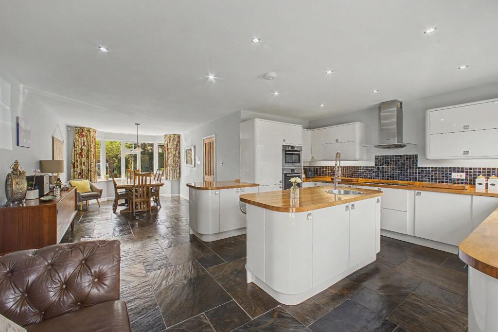 Harewood Avenue, Sale, Cheshire, M33 photo 3