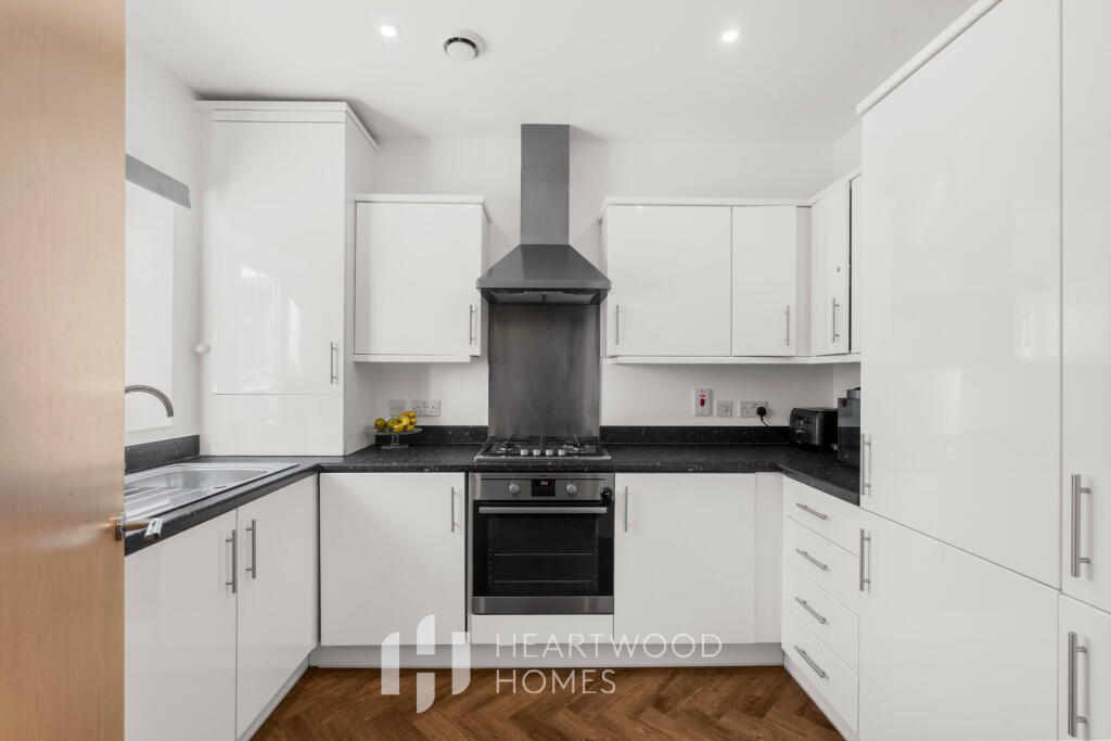 Mortimer Crescent, Kings Park, St. Albans, AL3 4GB photo 4