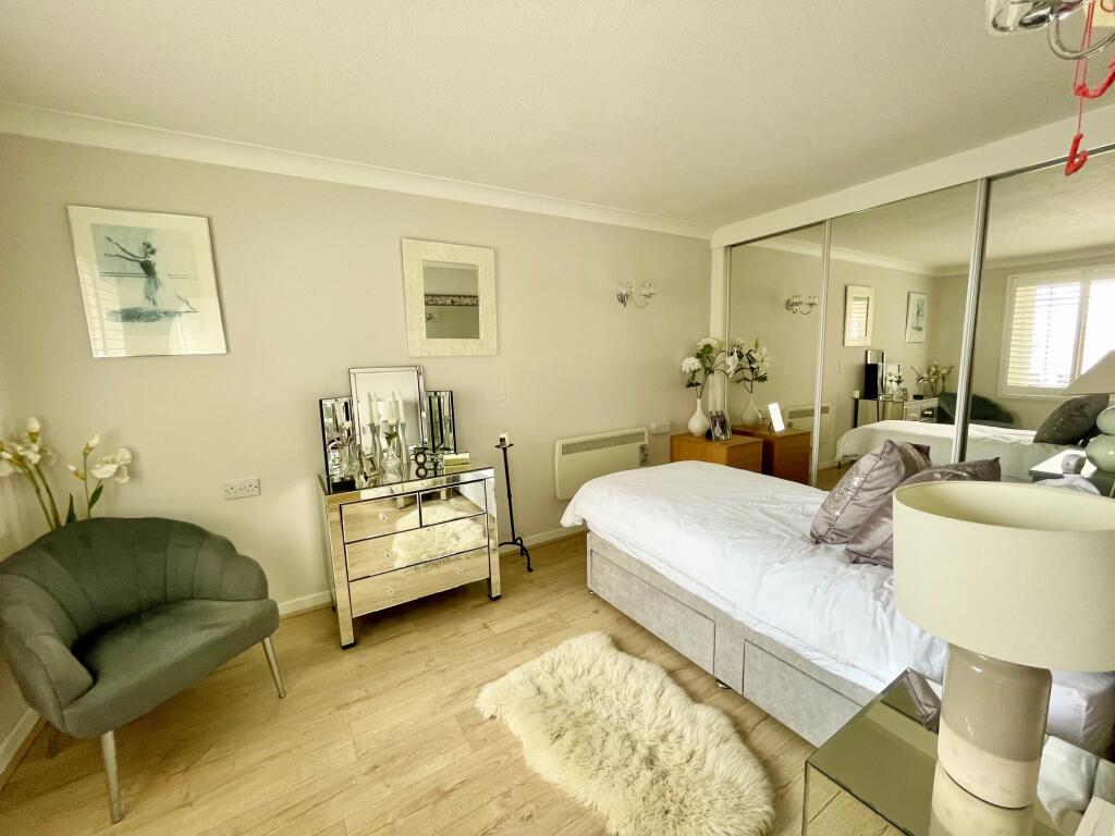 Apartment in Southend-on-Sea, Essex - More