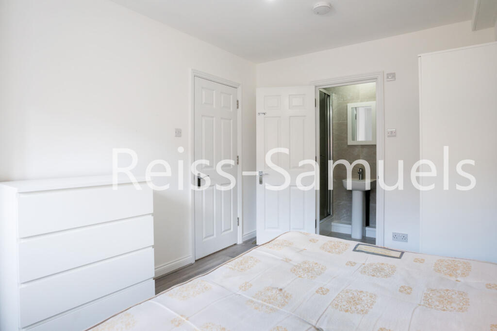 6 bedroom semi-detached house for rent