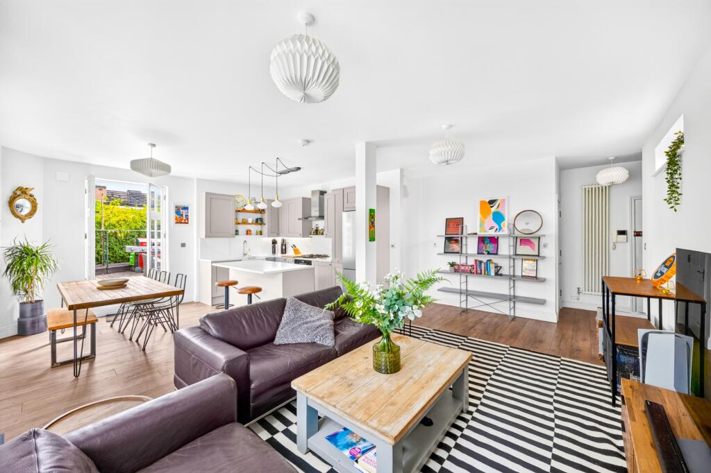2-bed flat on 11A, Hillside Road, London, SW2, £620,000