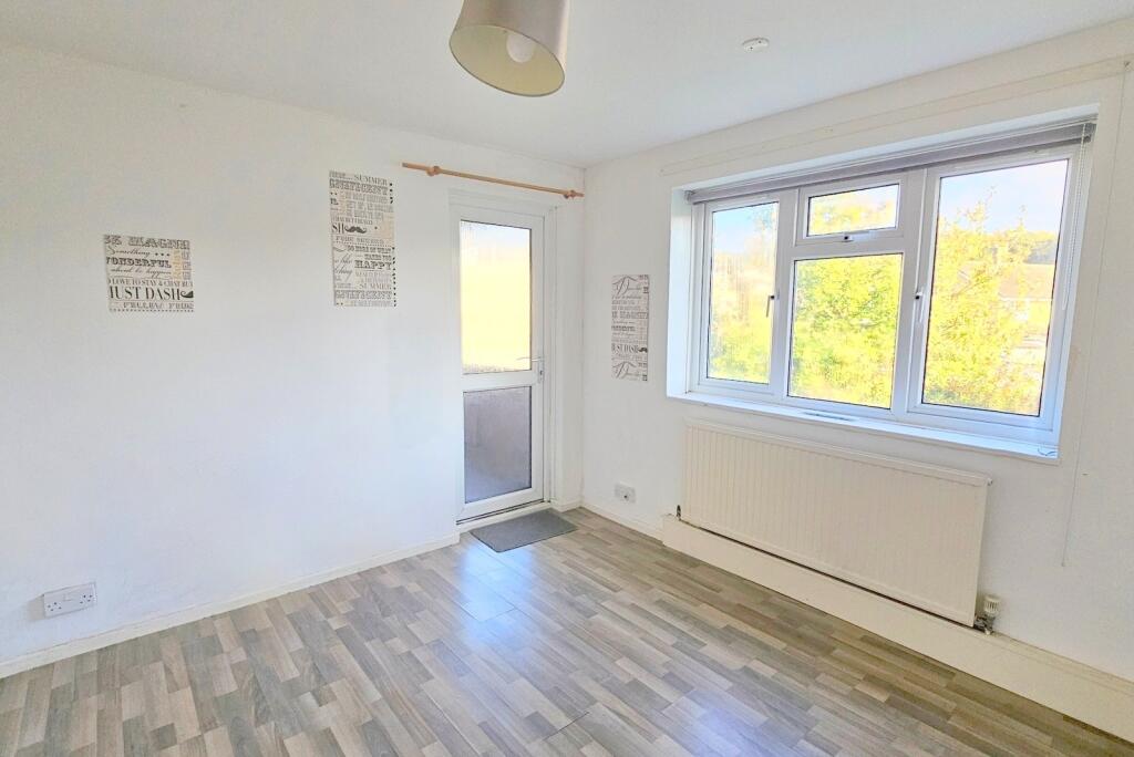 Apartment in Crawley, Worth - More