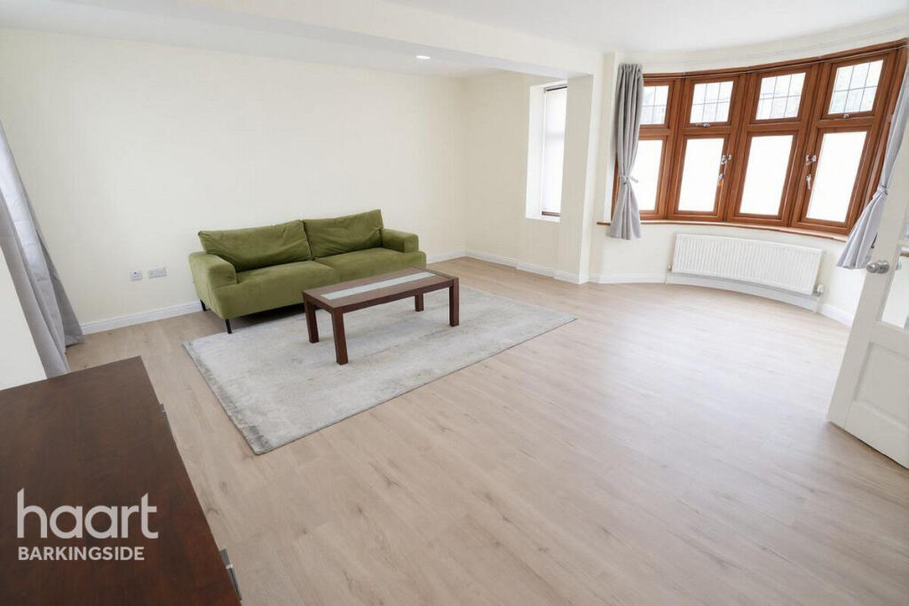 Basildon Avenue, Clayhall photo 3