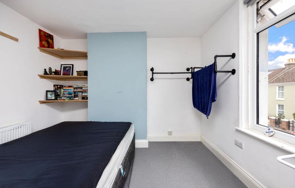 House in Worthing, Broadwater - More